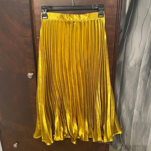 ❌SOLD❌ BNWT Nasty Gal Gold Pleated Skirt Size 2 - Picture 8 of 10